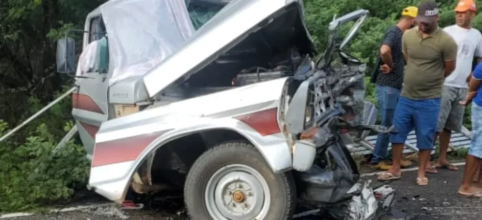 Grave acidente entre carro e caminhonete deixa um morto e cinco feridos na Bahia; VÍDEO