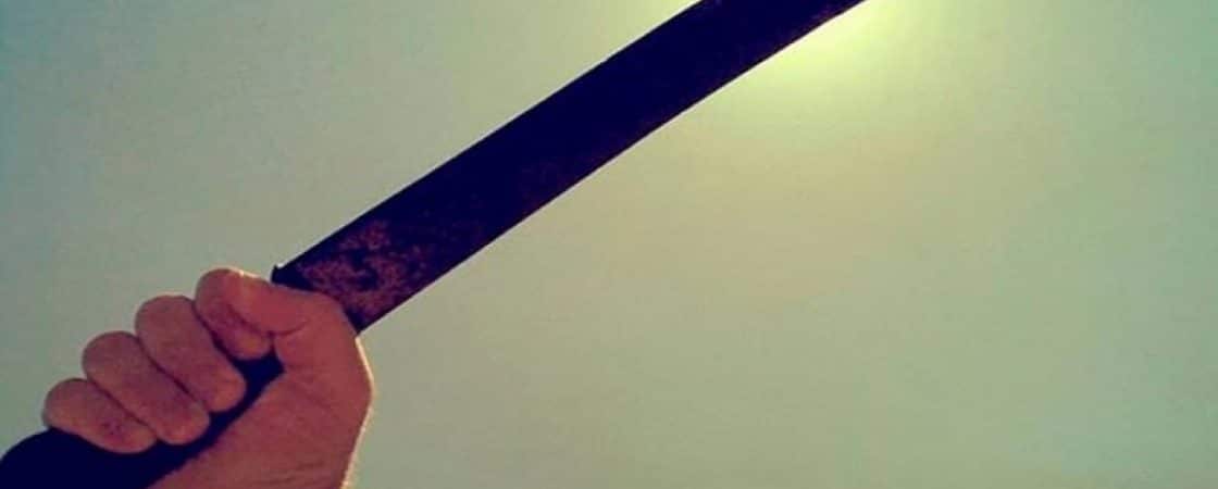 Homem agride vizinha com golpes de facão; vítima fica em estado grave