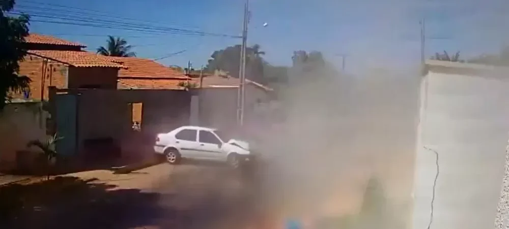 Homem bêbado é arremessado após veículo que dirigia colidir com muro na Bahia