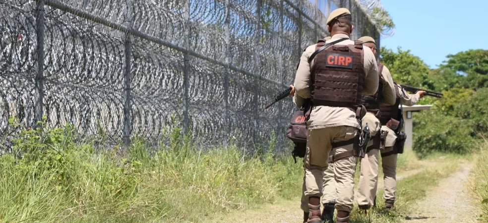 Homem é preso com celulares e drogas que seriam arremessados na Colonial Penal de Simões Filho