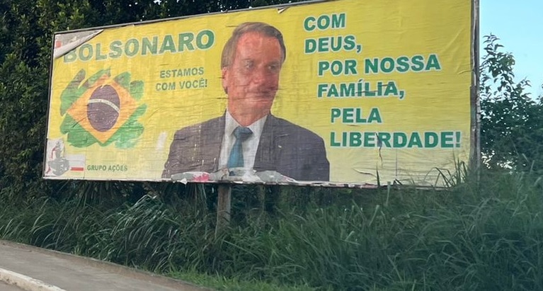 Justiça Eleitoral determina retirada de outdoors de Bolsonaro em Simões Filho
