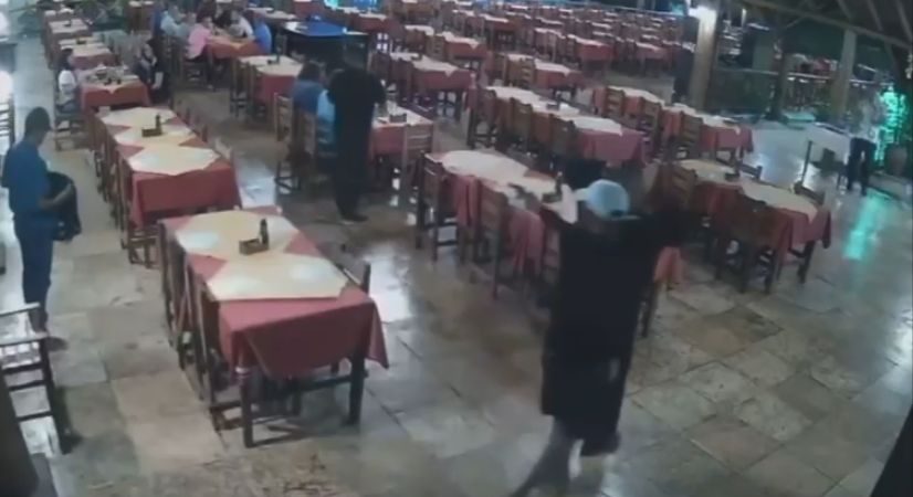 Lauro de Freitas: Bandidos invadem restaurante, fazem ‘limpa’ e agridem clientes; VÍDEO