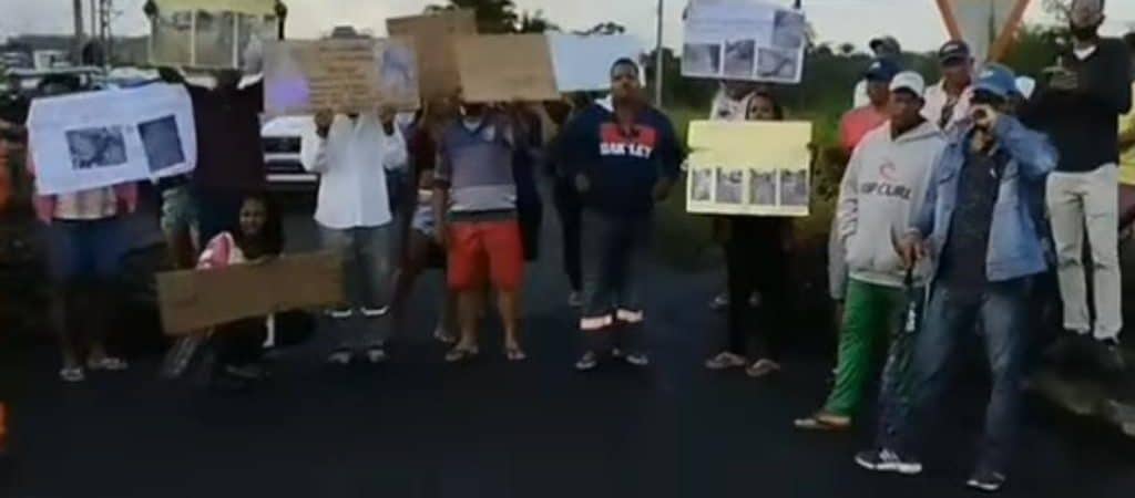 Moradores de Candeias protestam em rodovia por melhorias na localidade