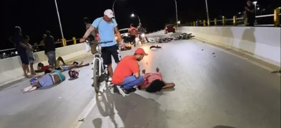 Motorista em alta velocidade atinge duas motos em ponte na Bahia; Quatro ficaram feridos