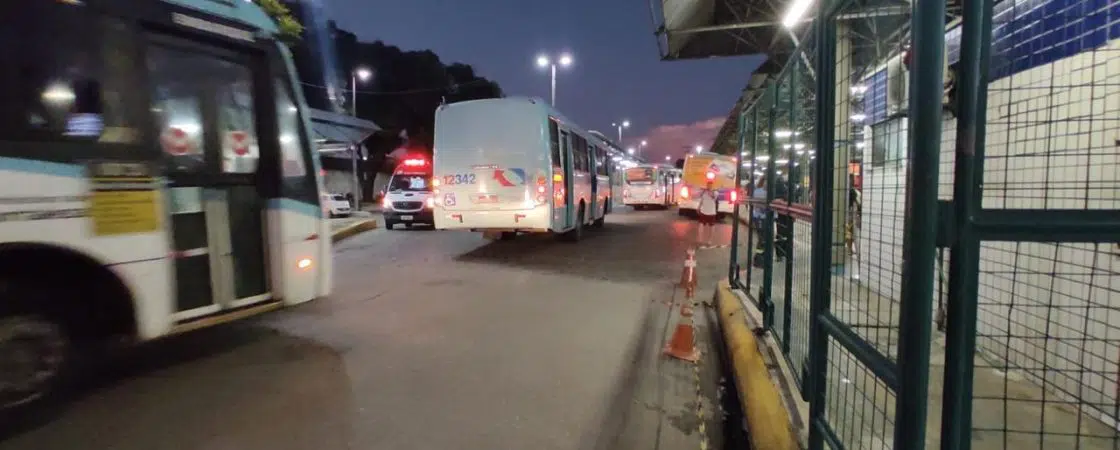 Mulher morre prensada entre ônibus e grades de terminal de ônibus