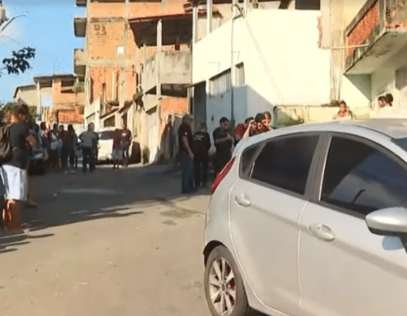 Na periferia de Salvador, criminosos tiram jovens de dentro de casa e executam no meio da rua