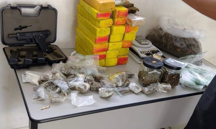 Operação de combate ao tráfico de drogas e homicídios prende cinco pessoas em Porto Seguro