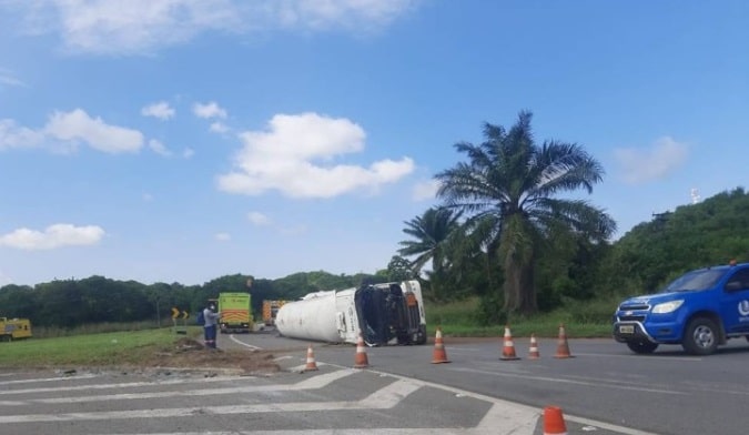 Pista da Via Parafuso está interditada após caminhão carregado de amônia tombar