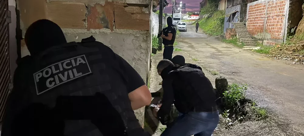 Polícia cumpre mandados de prisão em nova fase de operação contra homicídios e tráfico de drogas em Salvador e RMS