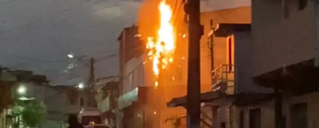 Poste de iluminação pública pega fogo e assusta moradores em Camaçari