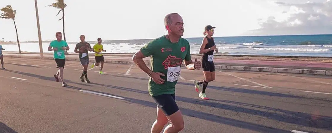 Prefeito Elinaldo participa de meia-maratona em Salvador e fala sobre superação