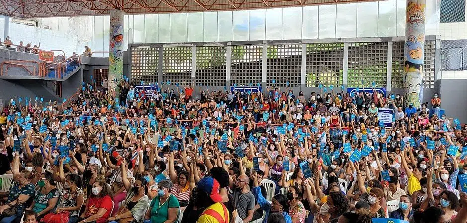 Professores de Salvador decidem pela manutenção da greve