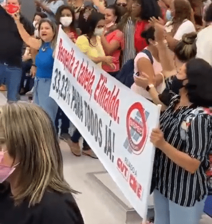Professores lotam a Câmara de Camaçari e reivindicam reajuste salarial