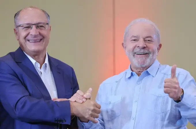 TSE aprova prestação de contas e declara Lula e Alckmin eleitos