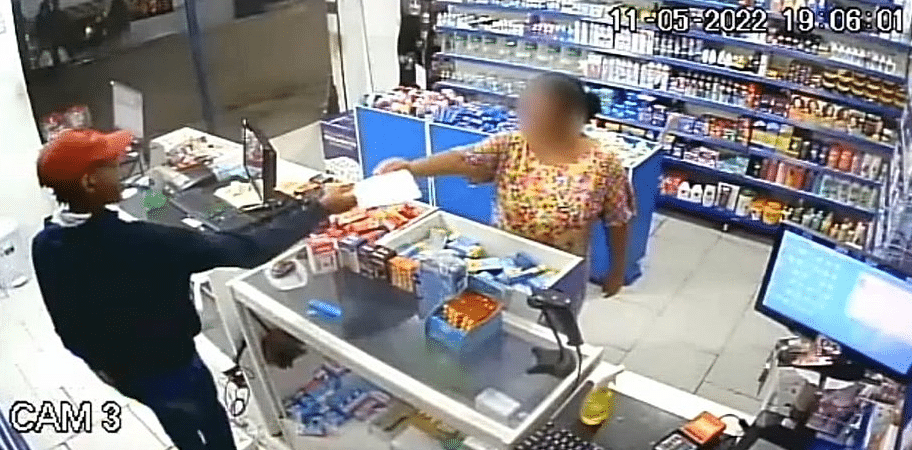 Salvador: Cliente entra em farmácia durante assalto e entrega receita a bandido sem perceber