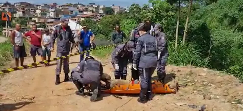 Salvador: Homem é soterrado após parte de aterro desmoronar em trecho de obra do metrô