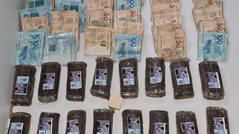Traficante é preso com 16 pacotes de haxixe e R$ 33 mil em espécie