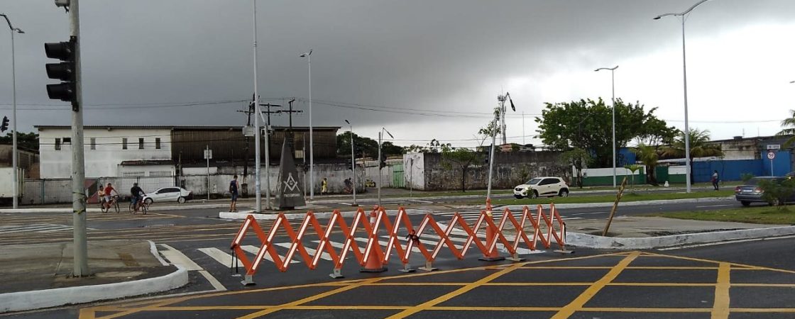 Saga do semáforo: Av. Jorge Amado segue parcialmente bloqueada