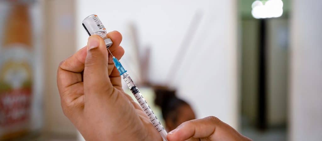 Vacinação contra Covid continua nesta quinta (26) em Camaçari
