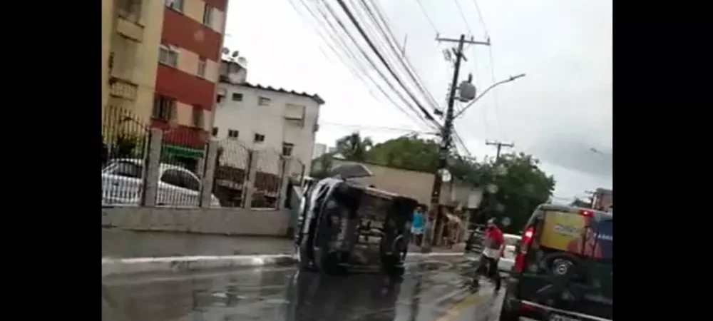 Veículo tomba após batida entre três carros em Salvador