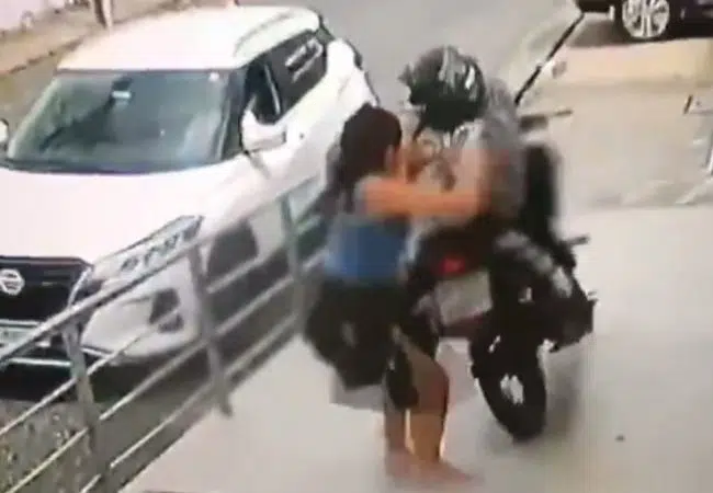 VÍDEO: Assaltante trapalhão tenta assaltar mulher na calçada, cai duas vezes e foge empurrando moto