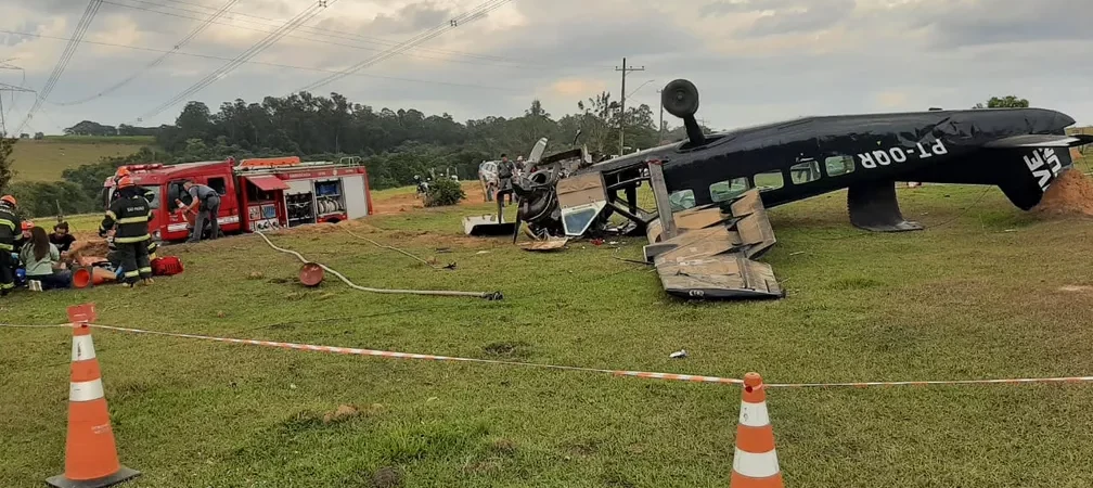 VÍDEO: Avião com paraquedistas faz pouso de emergência e dois morrem; 7 ficaram feridos