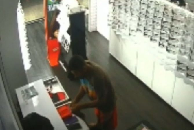 Vídeo: Câmera de segurança flagra assalto a loja no interior; Prejuízo é de quase R$ 20 mil