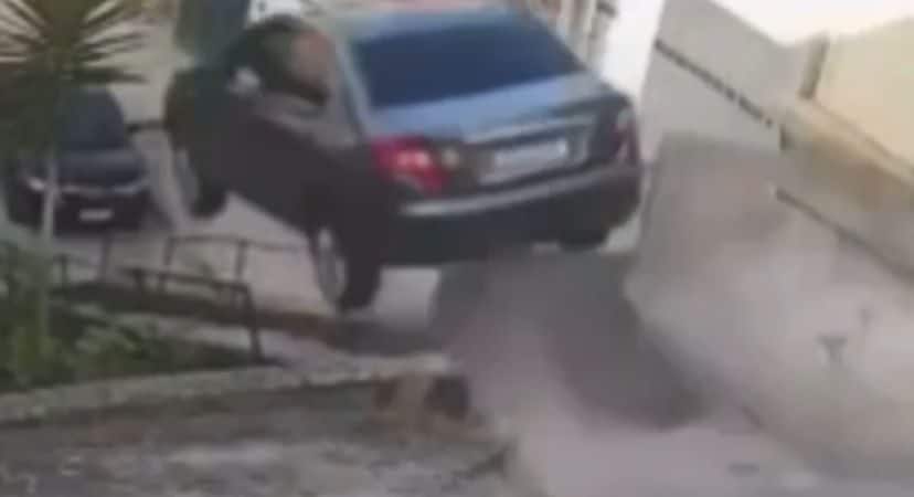 VÍDEO: Carro ‘voa’ por cima de escadaria, quase capota e duas pessoas ficam feridas