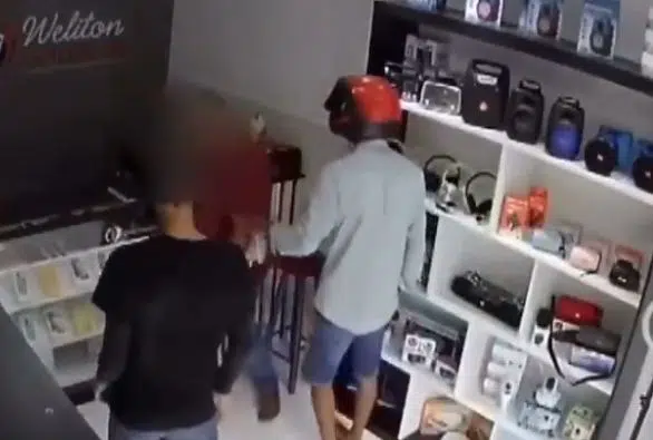 VÍDEO: Dupla de assaltantes é surpreendida por policiais durante roubo em loja no interior
