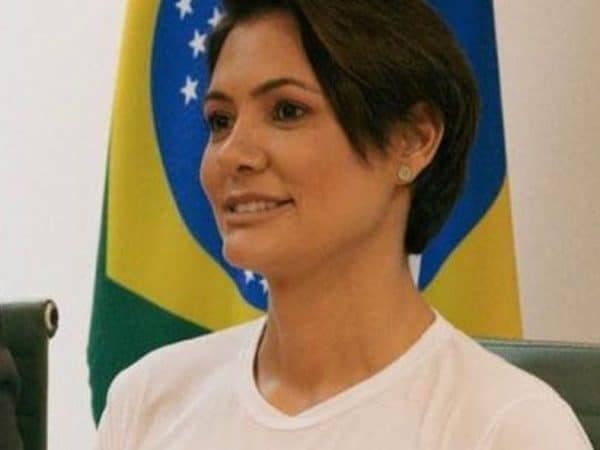 VÍDEO: Em culto, Michelle Bolsonaro ajoelha, chora e pede que Deus ‘cure’ o Brasil