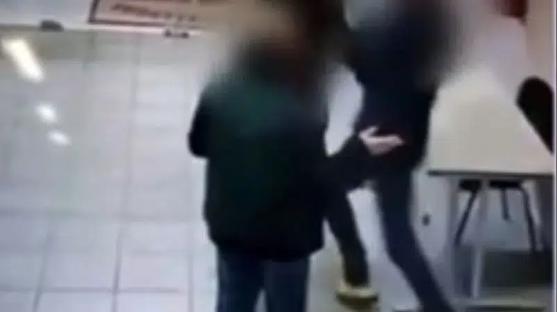 VÍDEO: Estudante agride diretora de escola com golpe ‘mata-leão’; Vítima desmaiou