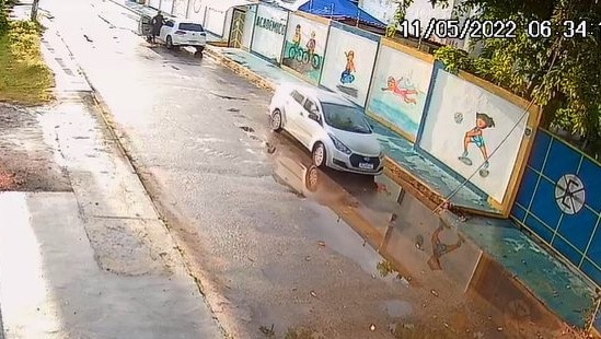 VÍDEO: Homem que deixava filhos em escola é abordado por bandido e tem carro roubado
