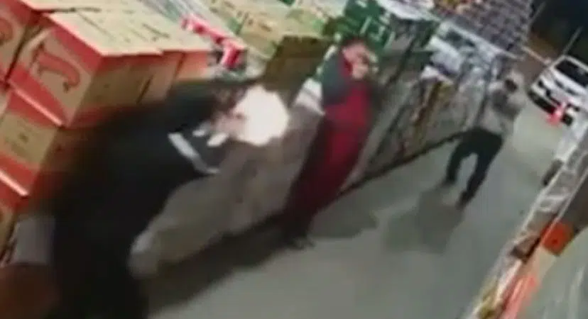 VÍDEO: Homem tenta assaltar distribuidora de bebidas e acaba baleado pelo proprietário