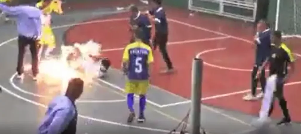 VÍDEO: Jogador fica ferido após ser atingido por sinalizador lançado pela torcida