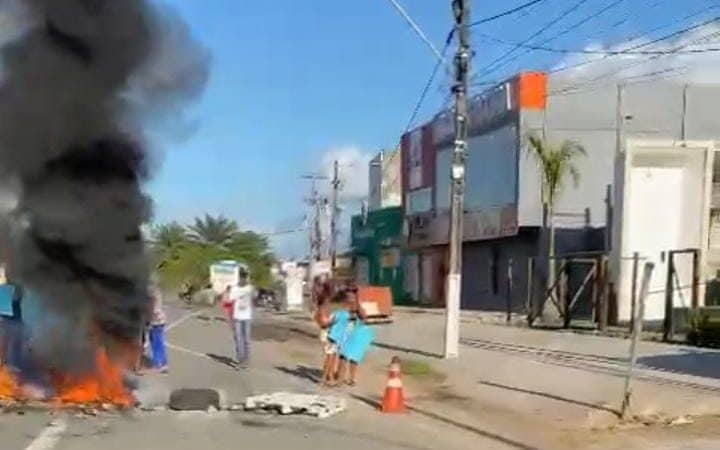 VÍDEO: Moradores Abrantes fazem queima de pneus e bloqueiam via contra pagamento de pedágio