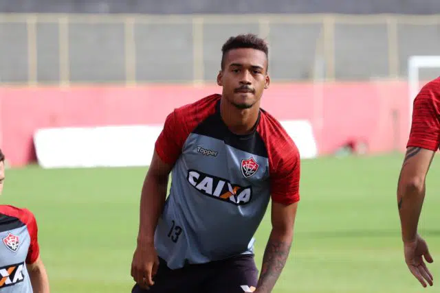 Vitória busca equipe para emprestar zagueiro Carlos