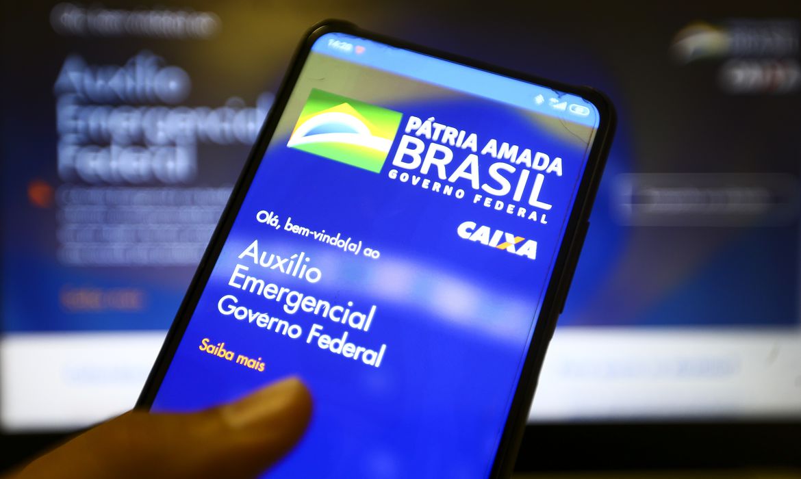 Auxílio Brasil e Auxílio Gás começam a ser pagos antecipadamente aos beneficiários; confira