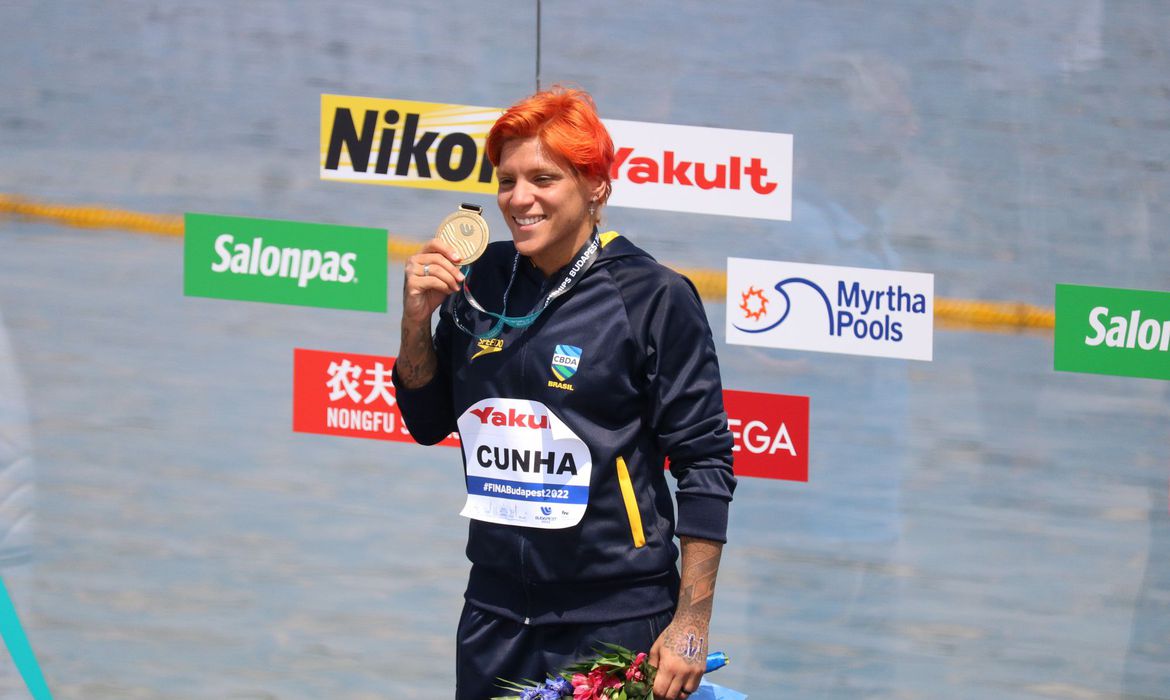 Baiana Ana Marcela conquista ouro nos 5 km do mundial de águas abertas