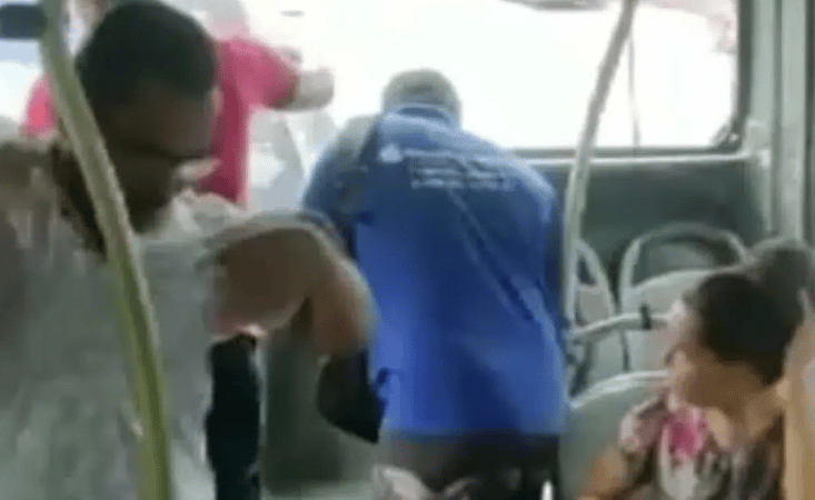 Após reajuste disparado na passagem, vidro de ônibus cai em passageiros na Região Metropolitana