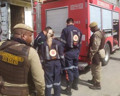 Bombeiros de Camaçari resgatam homem que ateou fogo na própria casa