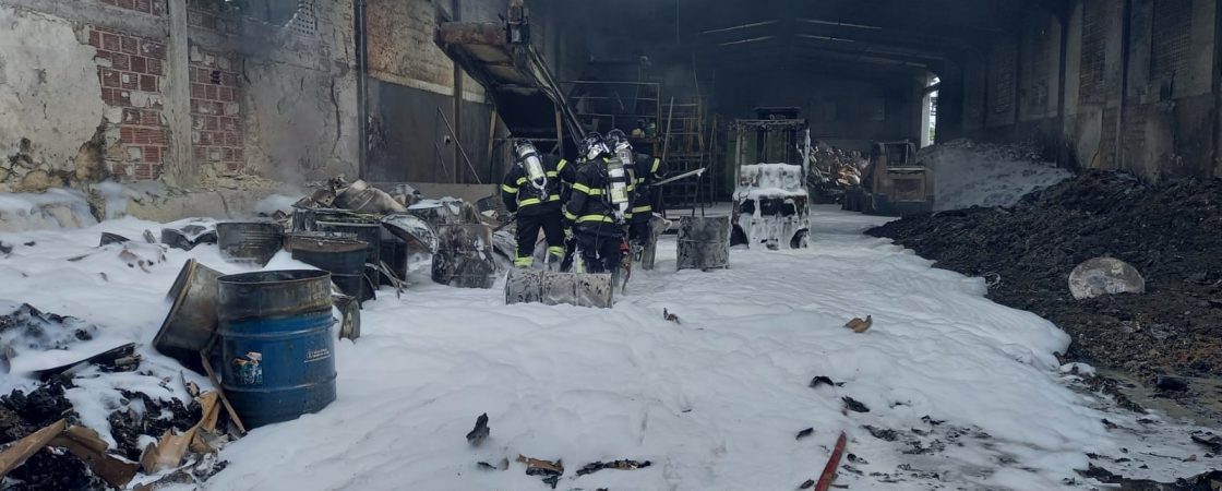 Bombeiros extinguem incêndio que deixou 3 feridos em galpão em Simões Filho