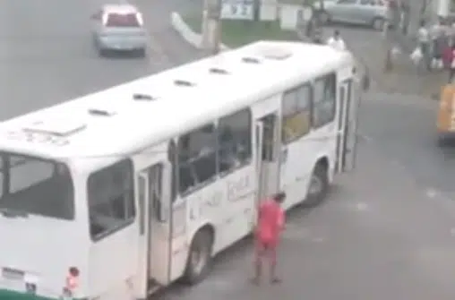 Briga entre antigo motorista e passageiro pode ter motivado ataque a ônibus em Salvador