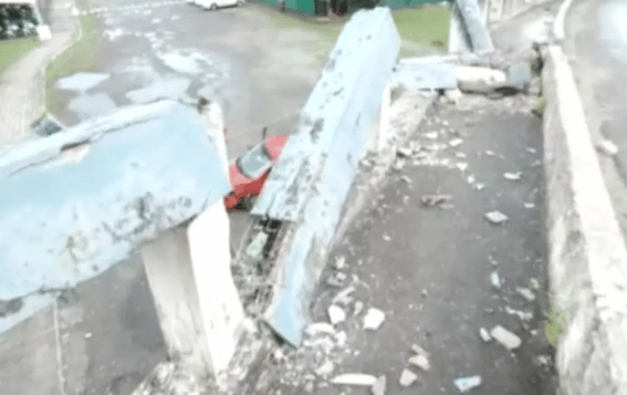 Carro fica destruído após cair de viaduto em Salvador