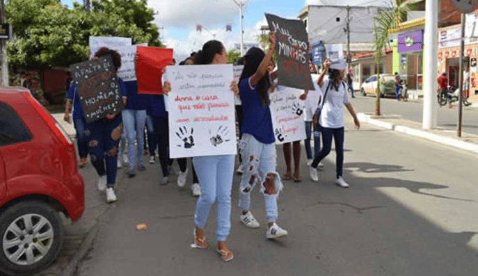 Denúncia de assédio: Alunos de colégio estadual da Bahia ameaçam não retornarem para escola se professor não for demitido