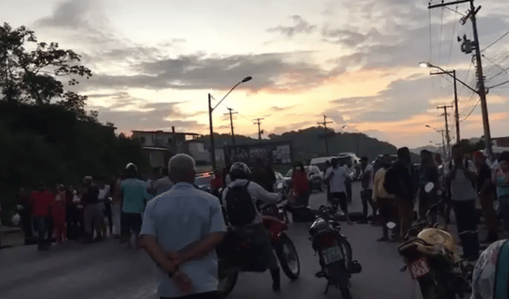 Família de jovem atropelado por ambulância de Candeias fecha rodovia e pede apoio da prefeitura