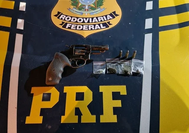 Feira de Santana: PRF encontra revólver e munições escondidos em carro de aplicativo