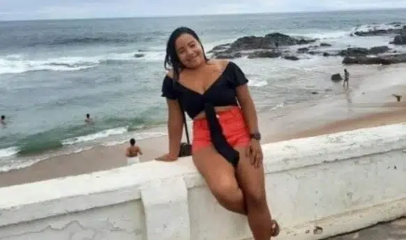 Homem é procurado como suspeito de matar mulher a facadas e enrolar corpo em lençol na Bahia