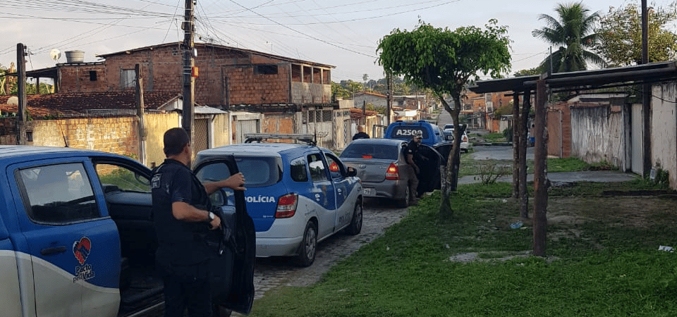 Homem envolvido em homicídios e tráfico de drogas é preso em Dias d’Ávila