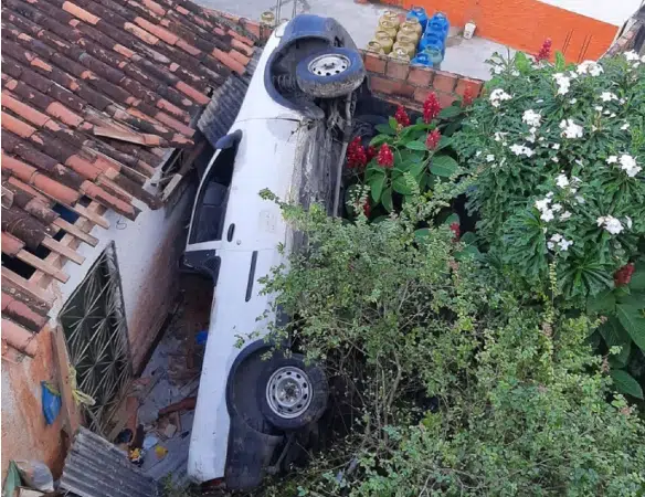 Carro cai em fundo de casa após motorista perder controle em Salvador