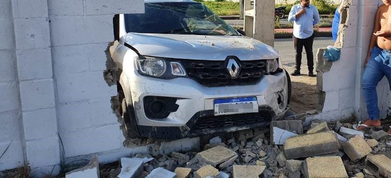 Motorista perde o controle, bate e derruba parte de muro de condomínio em Feira de Santana